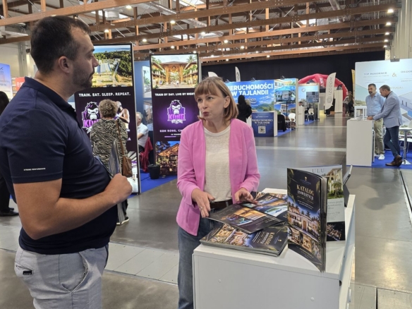 Rozmowa z odwiedzającym o inwestycjach w Tajlandii w hali EXPO Kraków